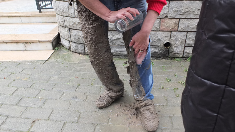 Kadıköy'de 2 kadın kurumamış beton çukuruna gömüldü - Resim: 1