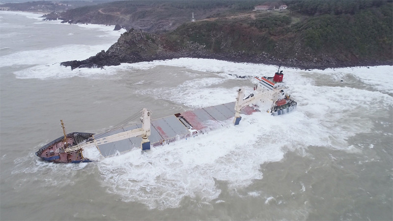 Şile'de karaya oturan gemi dalgaların oyuncağı oldu - Resim: 1