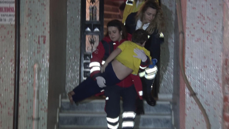 Bayrampaşa'da 4 katlı binada yangın çok sayıda yaralı var - Resim: 3