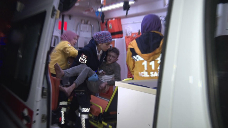 Bayrampaşa'da 4 katlı binada yangın çok sayıda yaralı var - Resim: 4