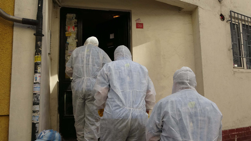 Cihangir'de kötü kokular gelen eve giren ekipler şoke oldu - Resim: 2