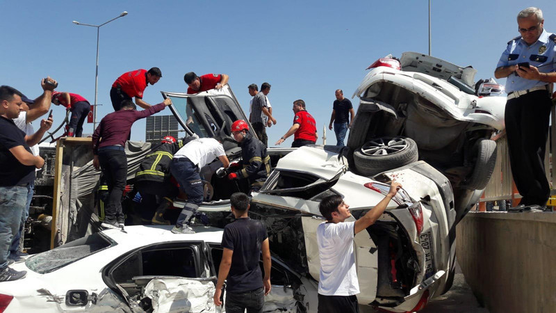 TIR dehşeti! Hepsini önüne katıp bu hale getirdi - Resim: 2