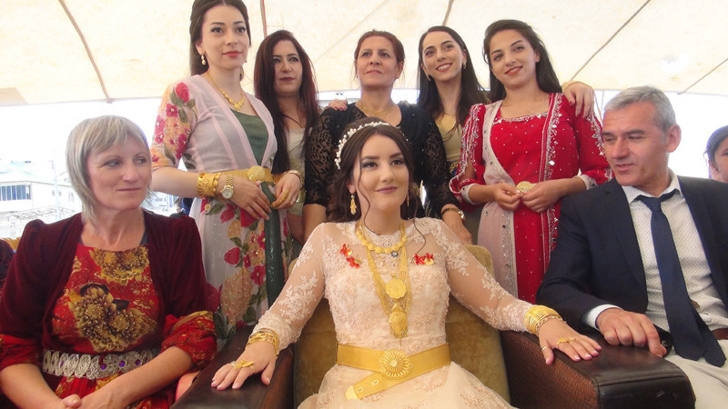 Yüksekova'ya Fransız gelin! Fransızlar düğünde coştu - Resim: 2