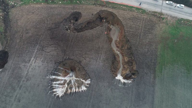 Ürküten doğa olayı! İzmir'deki delik büyüyor obruk sanıldı ama değilmiş - Resim: 1