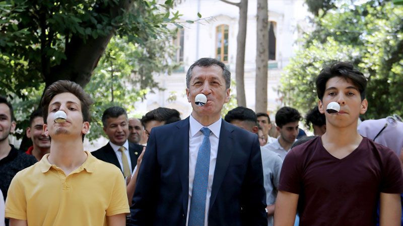 Milli Eğitim Bakanı Ziya Selçuk öğrencilerle oyun oynadı renkli anlar - Resim: 2