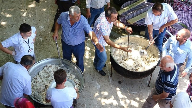 Bu pilavı yemek için köye 20 bin kişi akın etti - Resim: 1