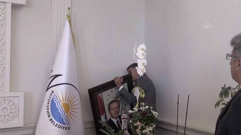 Atatürk resmi indirildi Erdoğan asıldı haberinin aslı ne? İşte görüntünün tamamı - Resim: 3