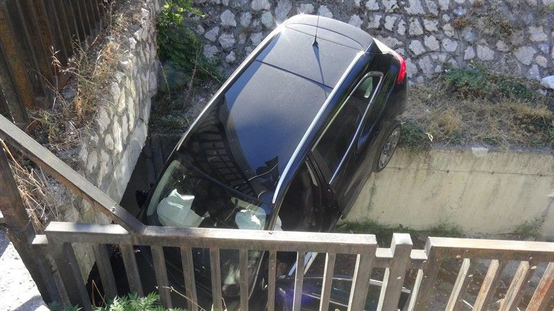 Karabük'te vitesleri karıştıran öğretmen dere kanalına uçtu - Resim: 4