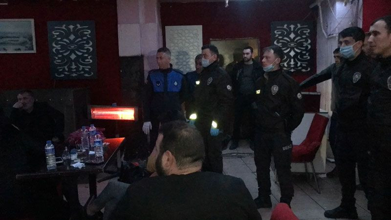 İnanılır gibi değil! Karantinayı hiçe sayıp pavyona gittiler polis kapıları kırarak bastı - Resim: 2