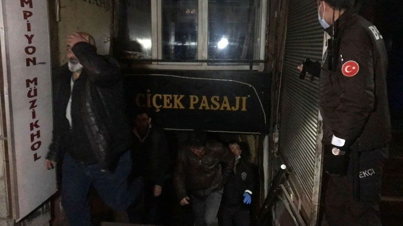 İnanılır gibi değil! Karantinayı hiçe sayıp pavyona gittiler polis kapıları kırarak bastı - Resim: 4
