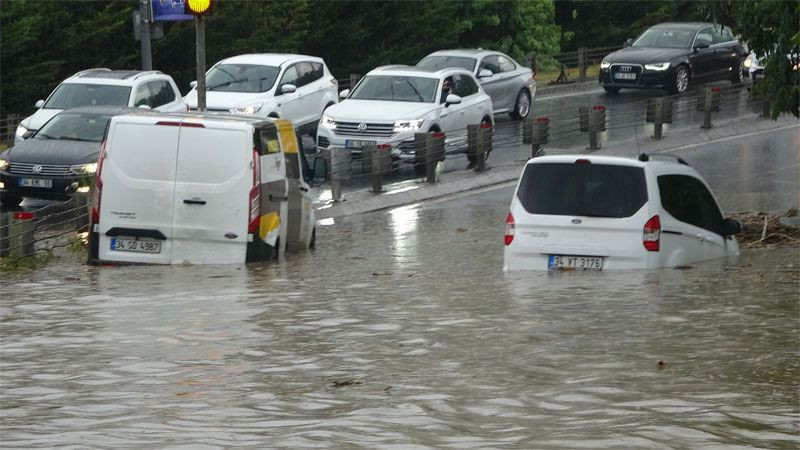İstanbul felaketi yaşadı! Hortum dolu sağanak etkili oldu - Resim: 1