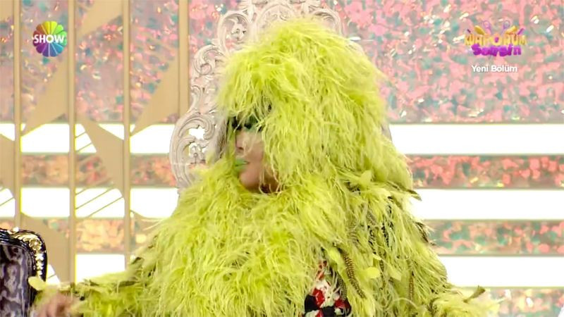 Bülent Ersoy civciv gibi Show TV'ye çıktı! Kuaförüm Sensin'deki kıyafetine bakın - Resim: 4
