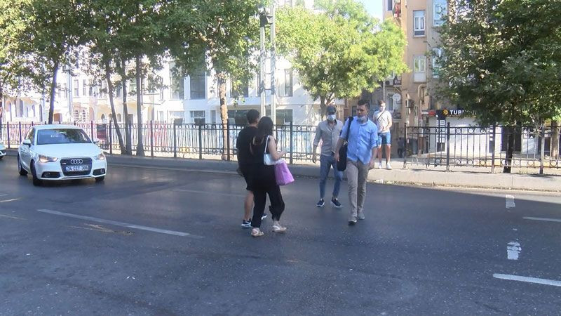 Bu sefer tersi oldu Beyoğlu'nda yaya otobüse çarptı - Resim: 1