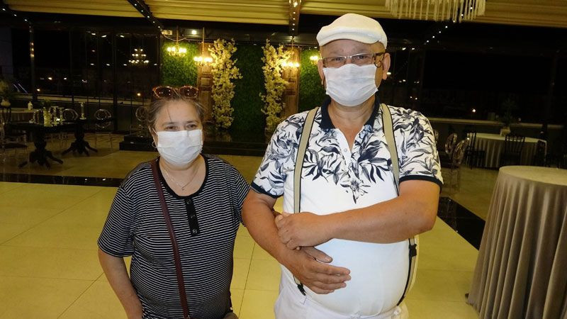 Samsun'da düğünde görülmemiş önlem: Kafasına poşet geçirip gelin ve damada sarıldı - Resim: 1