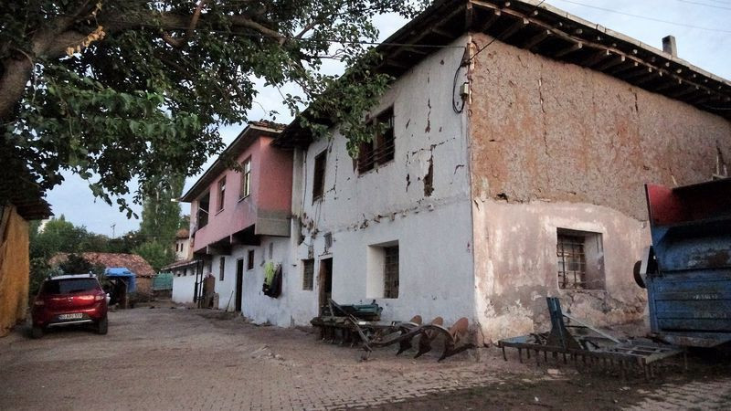 Tokat'taki bu köyün adını duyanlar şaşkına dönüyor halk ise şikayetçi değil - Resim: 1