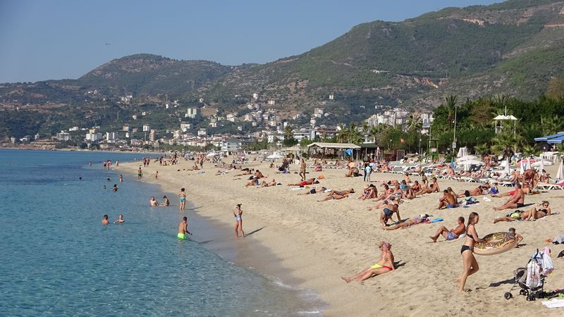 Antalya'da plajlar doldu taştı! Kimse koronavirüse aldırış etmedi - Resim: 2