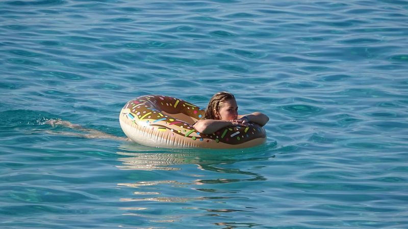 Antalya'da plajlar doldu taştı! Kimse koronavirüse aldırış etmedi - Resim: 3