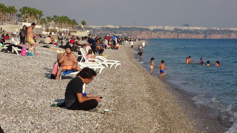 Antalya'da güneşi gören plaja koştu! Koronavirüs yine unutuldu - Resim: 2