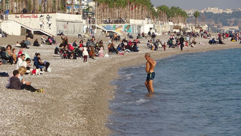 Antalya'da güneşi gören plaja koştu! Koronavirüs yine unutuldu - Resim: 3