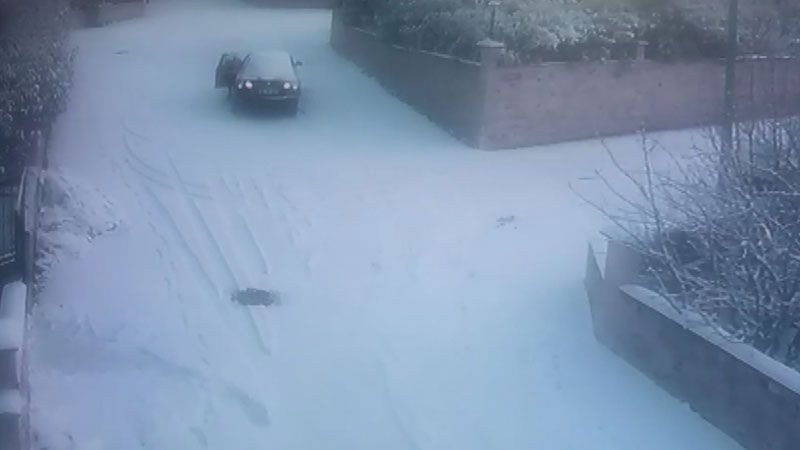 Arnavutköy'de kayan otomobilini akıl almaz yöntemle durdurmak istedi korku dolu anlar - Resim: 1