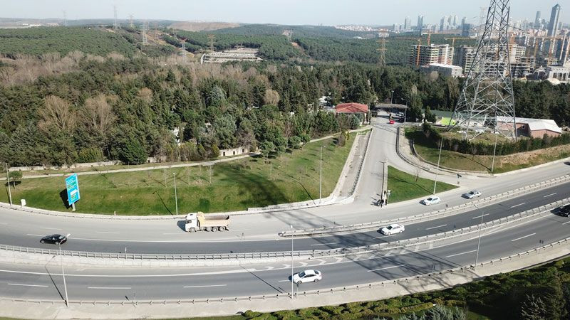 İstanbul'da üst geçit otoyolun ortasına iniyor yayalar emekleyerek bariyer altından geçiyor - Resim: 1