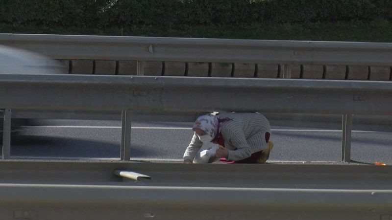 İstanbul'da üst geçit otoyolun ortasına iniyor yayalar emekleyerek bariyer altından geçiyor - Resim: 4