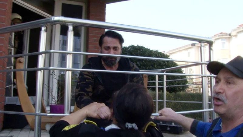 Çılgın Sedat'ın evinde yangın çıktı ünlü şarkıcı engelli oğluna sarılıp ağladı - Resim: 2