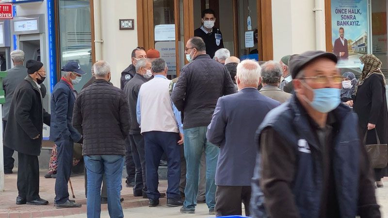 İznik'te banka önünde korkutan görüntü! Polis ekipleri devreye girdi - Resim: 1