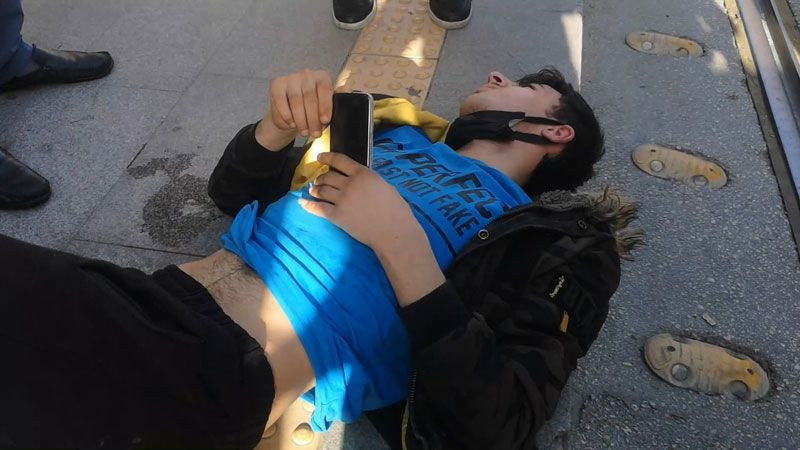 Bursa'da kamyon çarptı yerde 'telefonum gitti ağabey mahvolmuş' diye feryat etti - Resim: 1