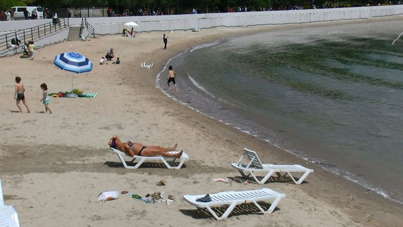 Caddebostan'da deniz salyasının arasında suya giren genç: Salyalar aynı maske gibi yapışıyor - Resim: 1