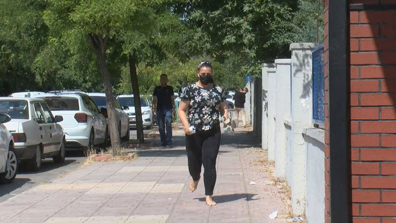 Gaziantep'te elinde topuklu ayakkabısı yalın ayak sınava koştu saniyeler kala... - Resim: 4