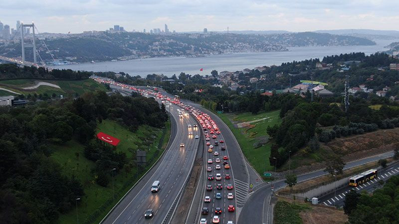 Okullar açıldı, İstanbul'da trafik sabahın erken saatlerinde felç oldu - Resim: 1