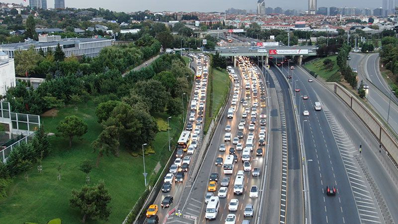 Okullar açıldı, İstanbul'da trafik sabahın erken saatlerinde felç oldu - Resim: 2