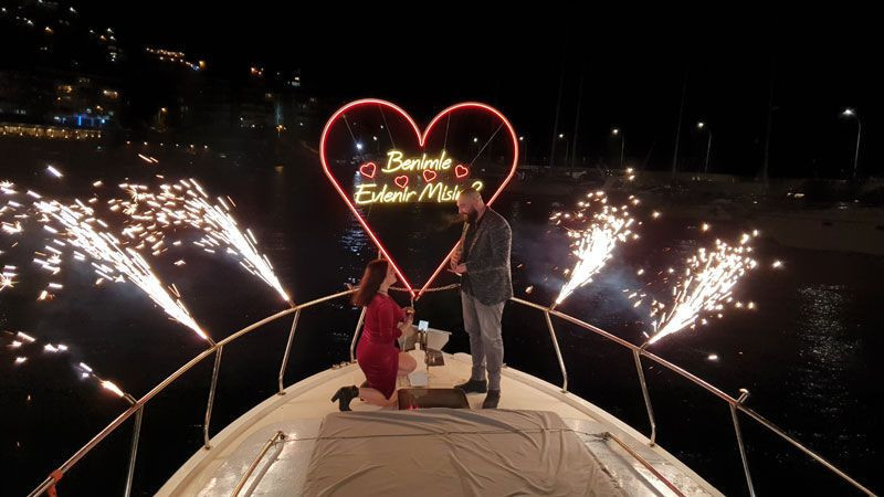 Bursa’da erkek arkadaşına teknede önünde diz çöküp evlenme teklif etti - Resim: 3