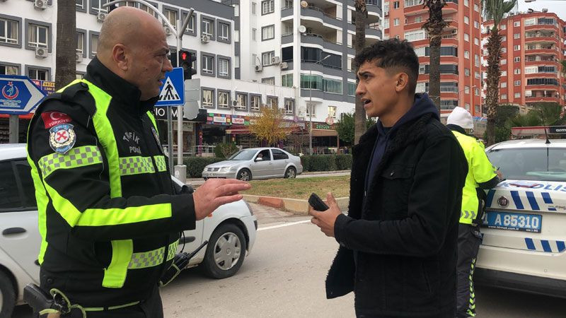 Adana'da ceza yememek için polis ağabeyini aradı ekiplerin tepkisi alkış aldı - Resim: 1