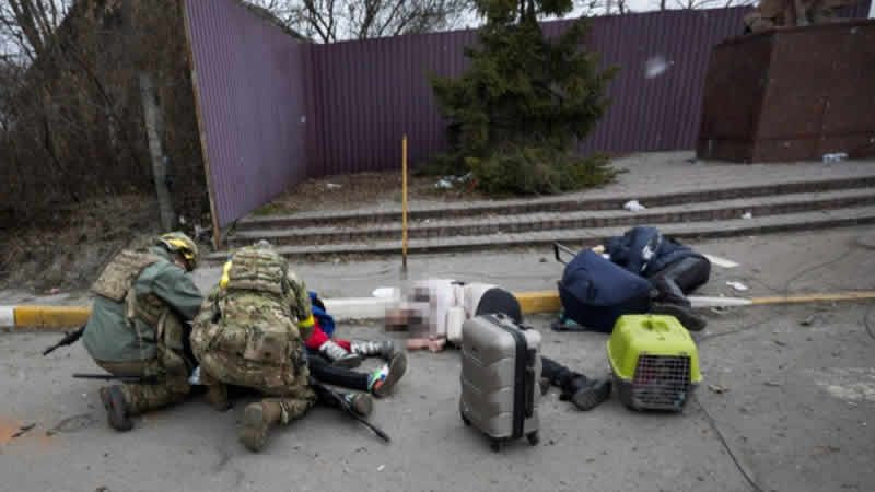 Savaşın en acı fotoğrafı! Rus hava saldırısıyla bir anne ile iki yavrusunu katletti - Resim: 4