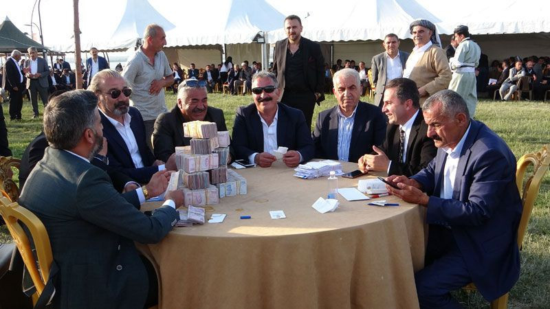 Aşiret düğününde takılan paralar kule oldu masaya sığmadı geline 3 kilo altın takıldı - Resim: 4