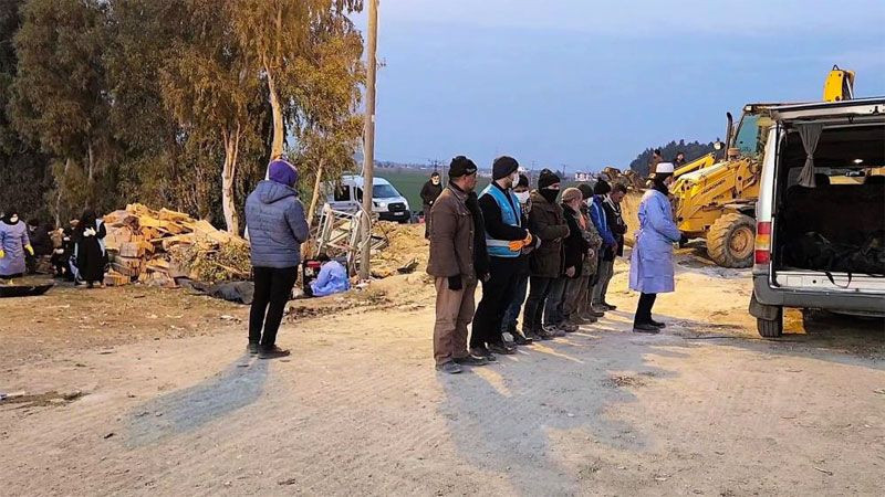 Hatay'da depremde ölenler toplu mezara böyle gömülüyor defin işlemleri görüntülendi - Resim: 1
