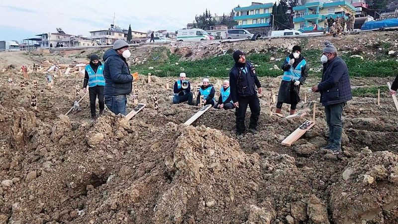 Hatay'da depremde ölenler toplu mezara böyle gömülüyor defin işlemleri görüntülendi - Resim: 3