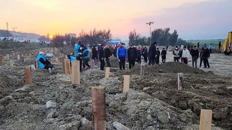 Hatay'da depremde ölenler toplu mezara böyle gömülüyor defin işlemleri görüntülendi - Resim: 4