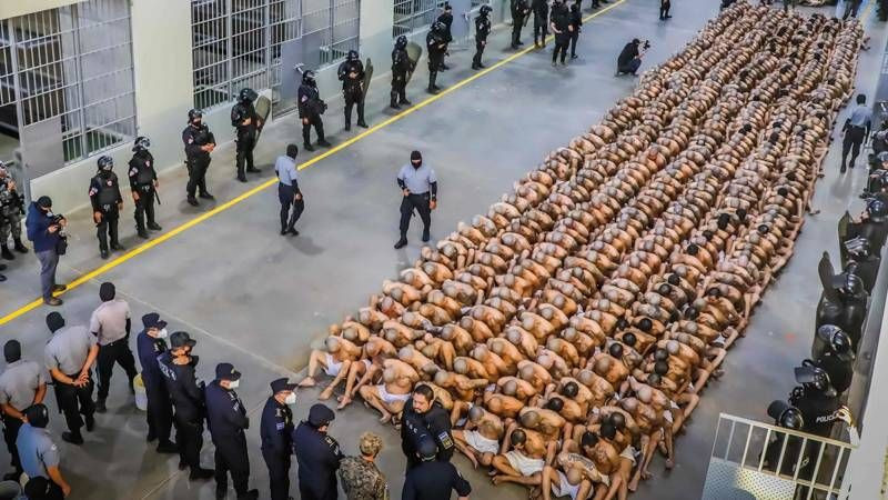 Ülkenin en tehlikeli mahkumları 'Terörizm Hapishanesi'ne böyle götürüldü! Sadece beyaz külotla... - Resim: 4
