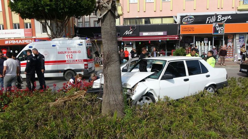 Sürücü ve yolcunun yaralandığı kazada olayı duyup gelen baba bir anda yere yığılıp kaldı - Resim: 2