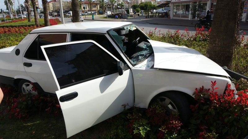 Sürücü ve yolcunun yaralandığı kazada olayı duyup gelen baba bir anda yere yığılıp kaldı - Resim: 3