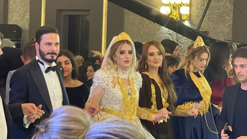 Şanlıurfa’da aşiret düğününde dolar yağmuru! Geline 8 kilo altın paralar valizle taşındı - Resim: 1