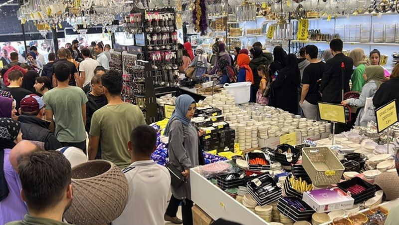 Düzce'de indirim izdihamı: Yüzde 50 indirimi duyan koştu çevik kuvvet geldi - Resim: 2