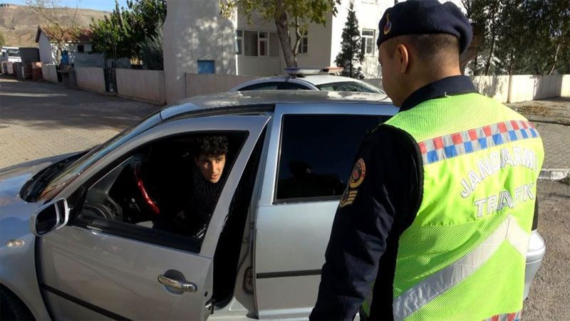 Yüksek sesten ceza yiyen sürücü 'ses olunca iyi oluyor' dedi jandarmanın çayını içip yoluna devam etti - Resim: 1