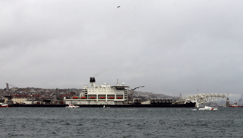 Dünyanın en büyük inşaat gemisi İstanbul Boğazı'ndan geçti - Resim: 2