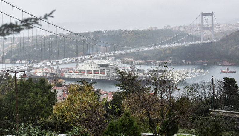 Dünyanın en büyük inşaat gemisi İstanbul Boğazı'ndan geçti - Resim: 1