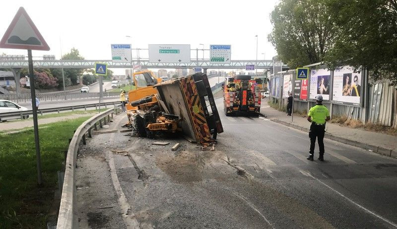 İstanbul'da yola devrilen vinç trafiği felç etti - Resim: 1