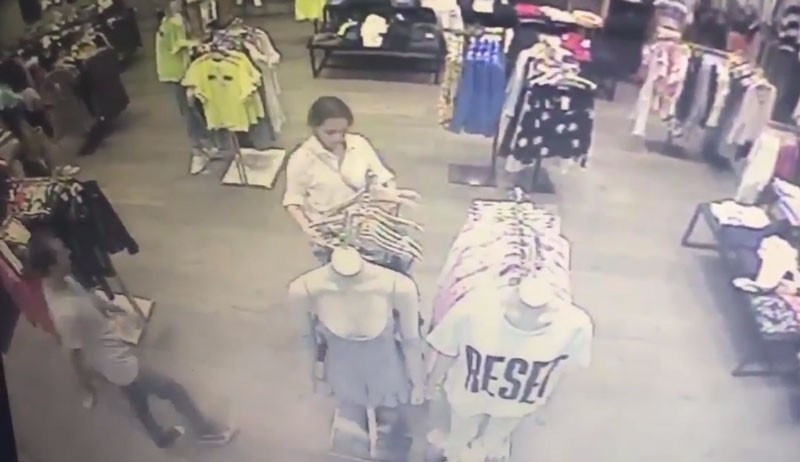 Genç kıza iğrenç taciz! Olay görüntüler - Resim: 3